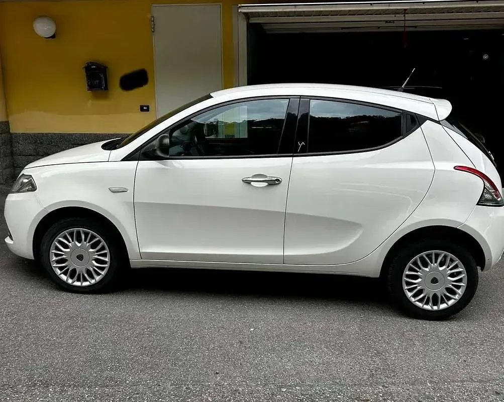 Usata Lancia Ypsilon Silver 69 CV (50 kW) 2016 Bianco Utilitaria