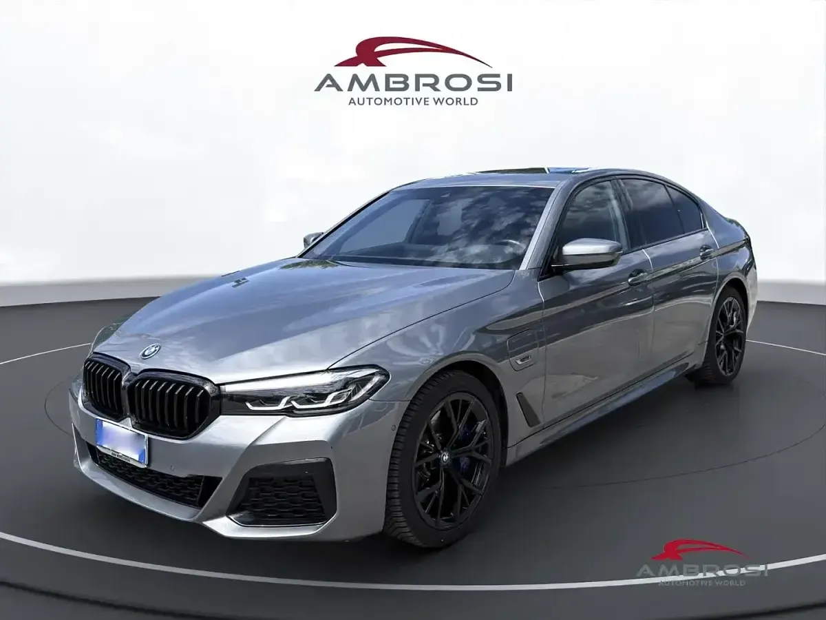 Usata BMW 545e M Sport 394 CV (289 kW) 2022 Grigio Berlina