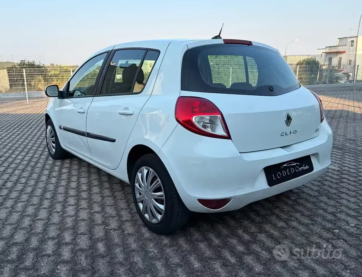 Usata Renault Clio II Dynamique 75 CV (55 kW) 2011 Bianco Berlina