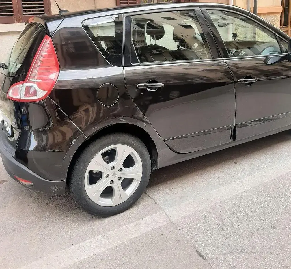 Usata Renault Scénic III 110 CV (80 kW) 2009 Nero Monovolume