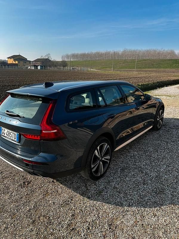 Usata Volvo V60 CC Business Edition 190 CV (139 kW) 2022 Blu Station wagon