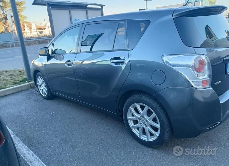 Grigio Usata 2009 Toyota Verso Monovolume | 5800 € (Molto cara) - Immagine 1/3