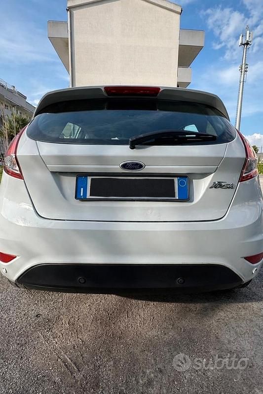 Usata Ford Fiesta 75 CV (55 kW) 2016 Bianco Utilitaria