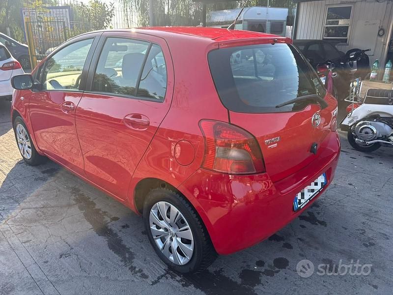 Usata Toyota Yaris 69 CV (50 kW) 2008 Rosso Berlina
