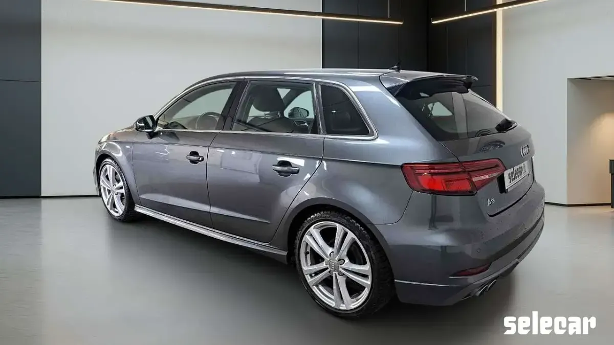 Usata Audi A3 Sport 150 CV (110 kW) 2019 8e reflex silver metallizzato Berlina