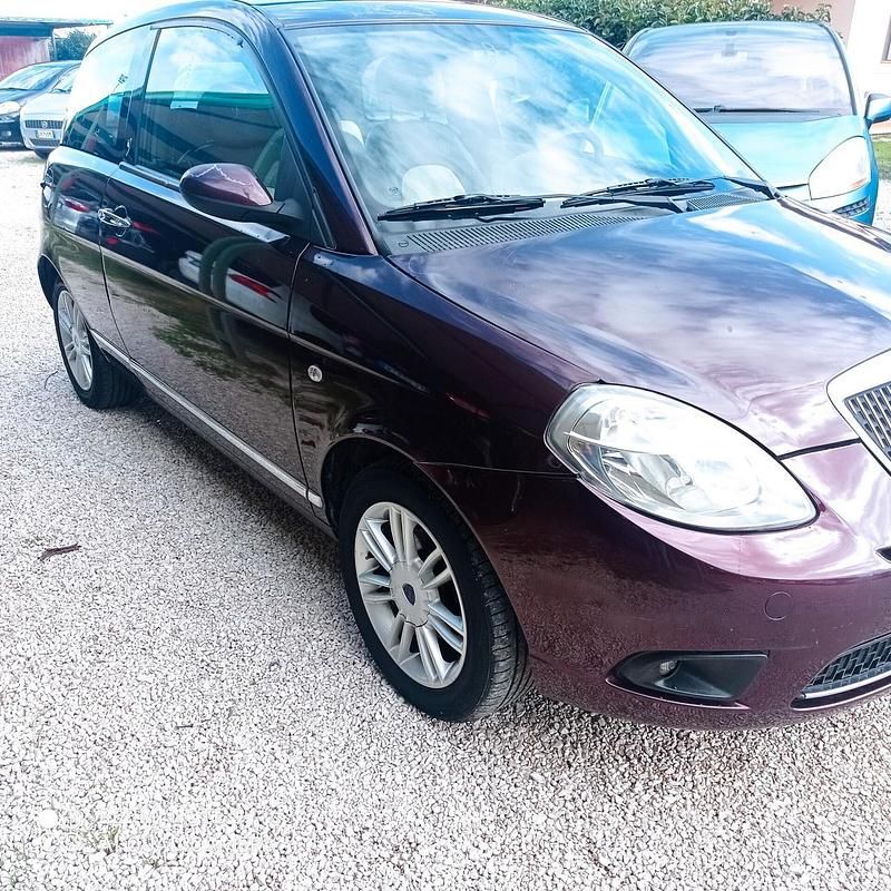 Usata Lancia Ypsilon 90 CV (66 kW) 2009 Viola Utilitaria