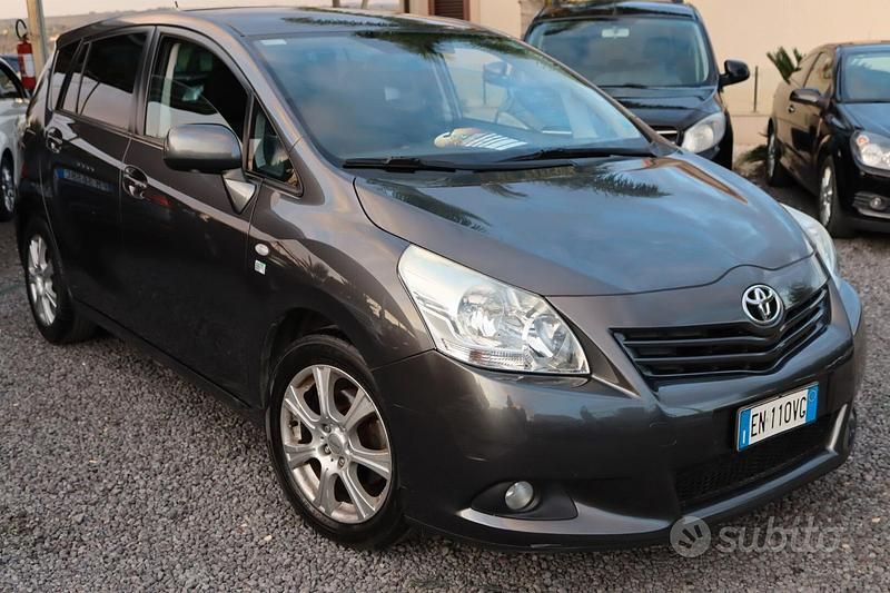 Usata Toyota Verso Sol 126 CV (92 kW) 2012 Grigio Monovolume