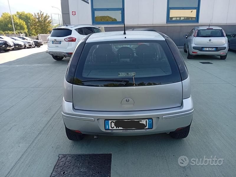 Usata Opel Corsa 69 CV (50 kW) 2005 Utilitaria