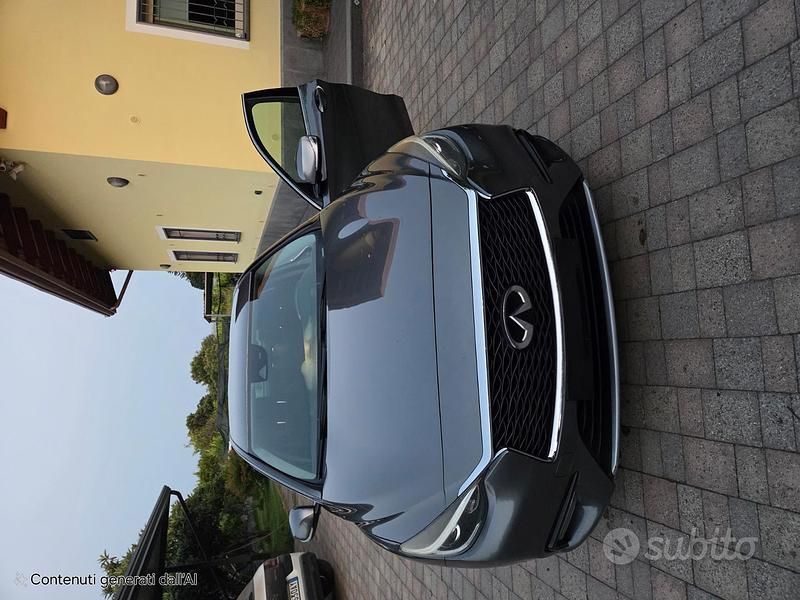 Grigio Usata 2018 Infiniti Q30 Due volumi | 12.500 € (Buon prezzo) - Immagine 1/4