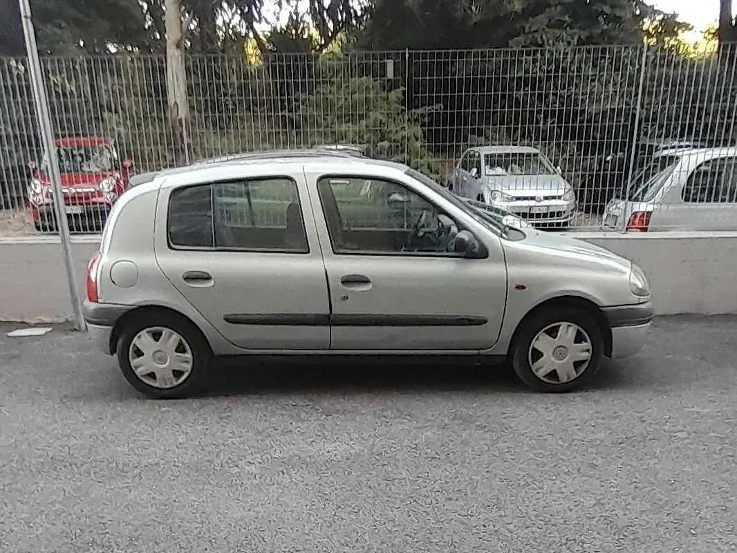 Usata Renault Clio II 58 CV (42 kW) 1998 Argento Berlina