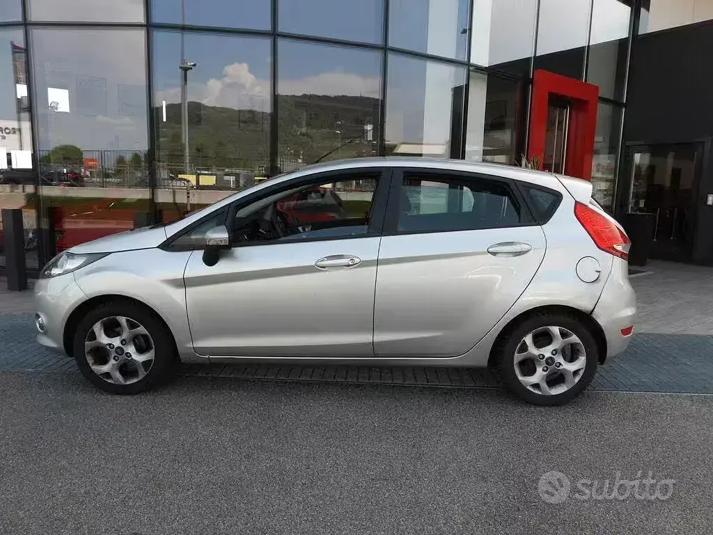 Usata Ford Fiesta Business Edition 71 CV (52 kW) 2012 Argento Berlina