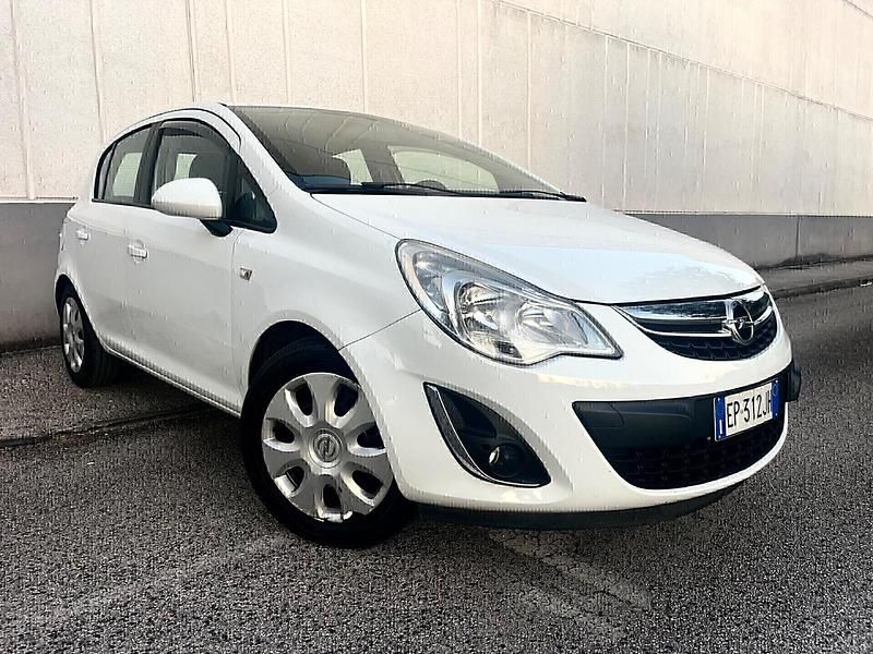 Usata Opel Corsa 85 CV (62 kW) 2013 Bianco Berlina
