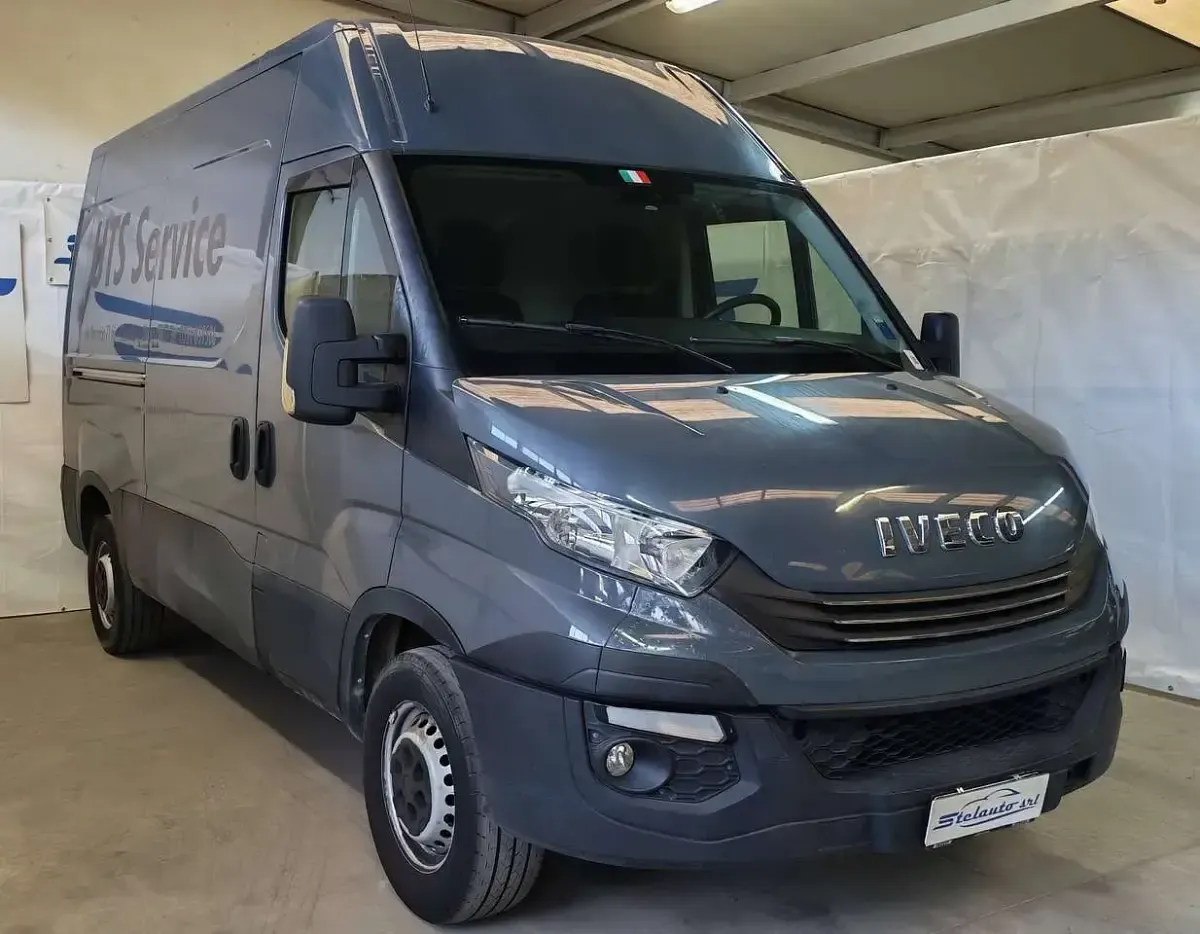 Usata Iveco Daily 101 CV (74 kW) 2017 Grigio Furgone