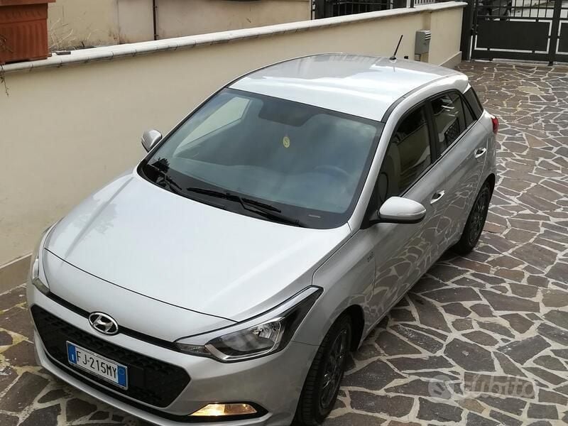 Usata Hyundai i20 Blackline 84 CV (61 kW) 2017 Argento Utilitaria