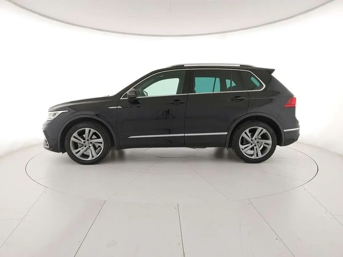 Usata VW Tiguan R-line 150 CV (110 kW) 2023 Deep black perlato SUV