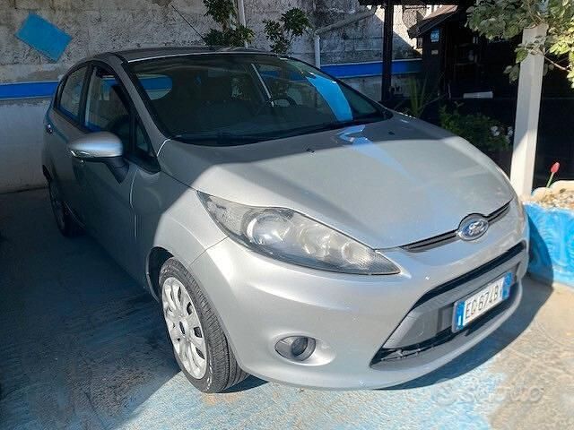 Usata Ford Fiesta 82 CV (60 kW) 2011 Grigio Berlina