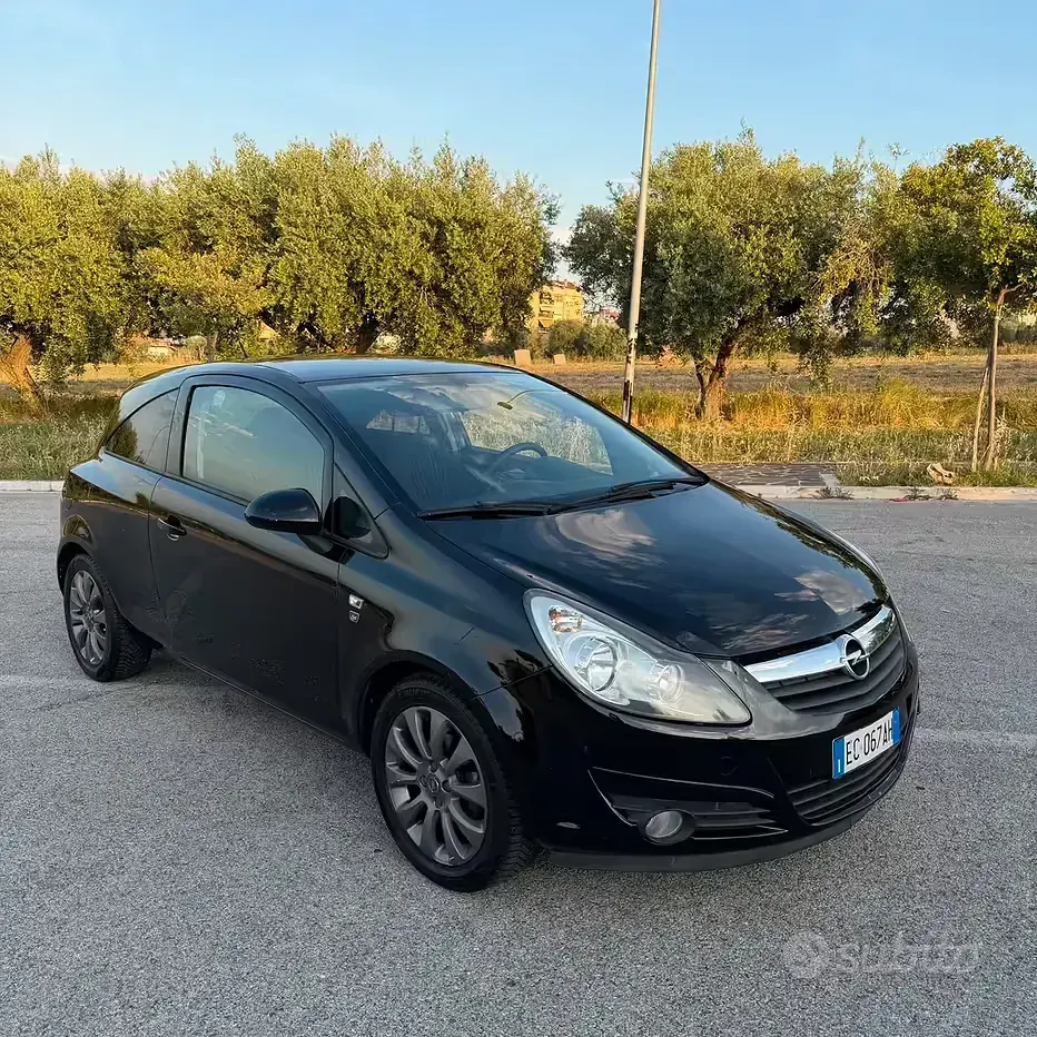 Usata Opel Corsa 85 CV (62 kW) 2010 Nero Utilitaria