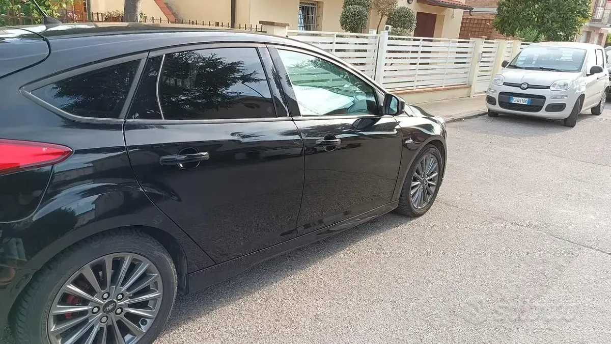 Usata Ford Focus ST-Line 120 CV (88 kW) 2017 Nero Berlina