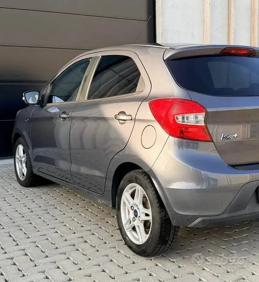 Begagnad Ford Ka Plus 92 HK (67 kW) 2017 Grå Halvkombi