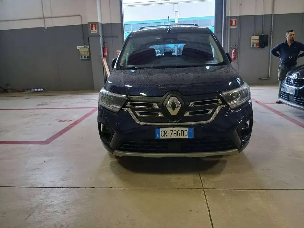 Usata Renault Kangoo Techno 50 kW (69 CV) 2023 Blu/azzurro Monovolume