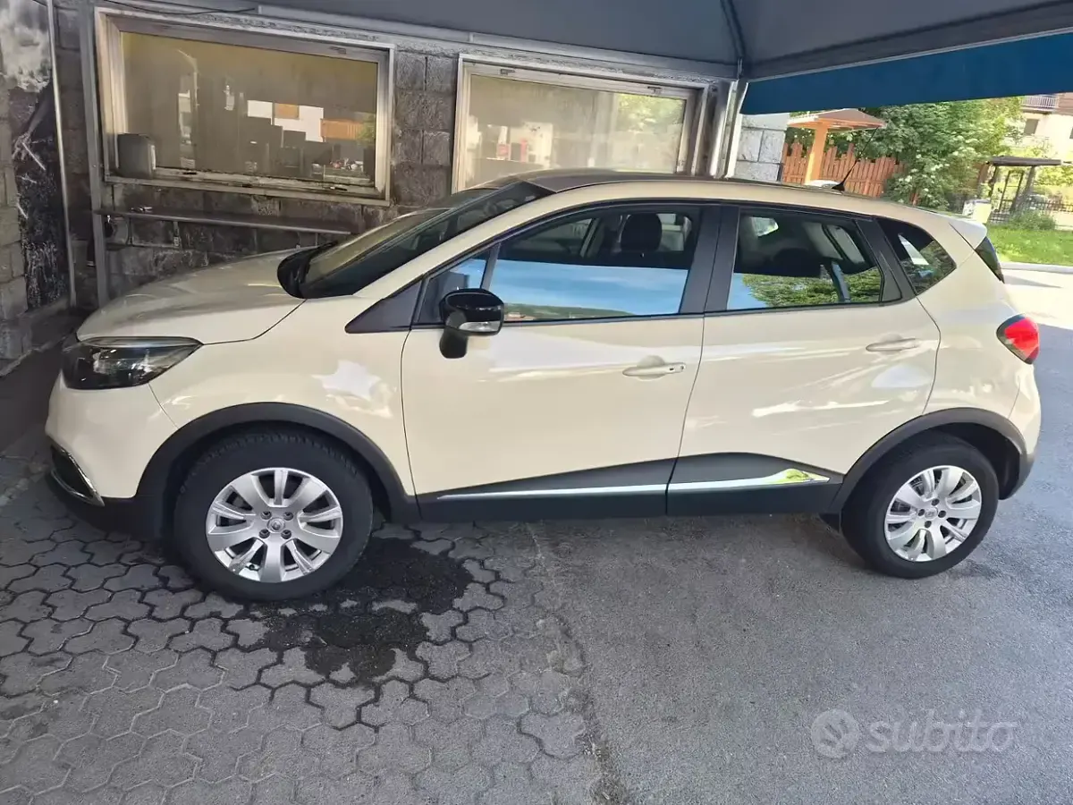Usata Renault Captur 110 CV (80 kW) 2017 Giallo SUV