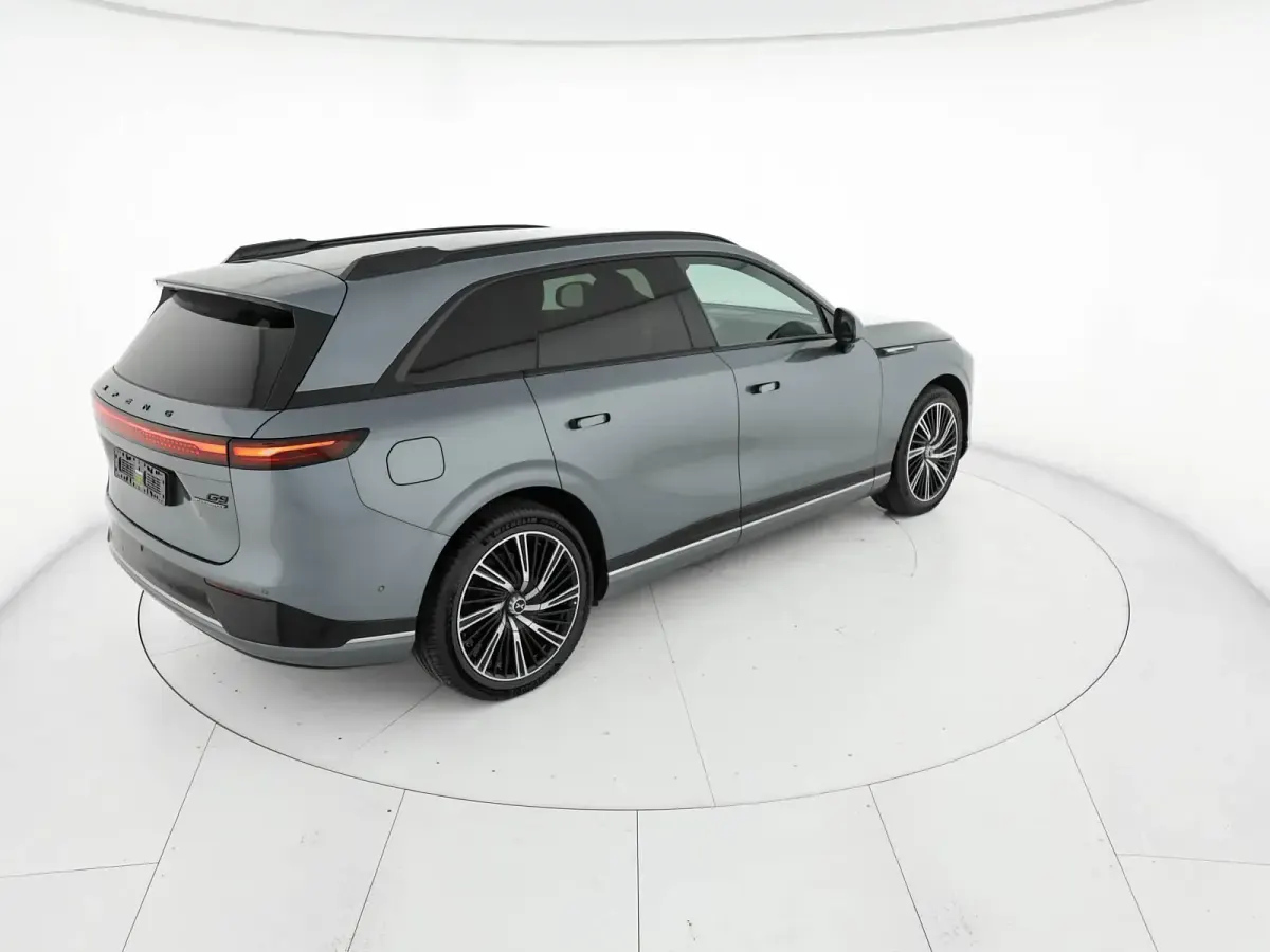 Nuova XPENG G9 423 kW (576 CV) 2026 Graphite grey SUV