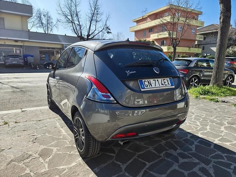 Usata Lancia Ypsilon Gold 69 CV (50 kW) 2023 Grigio Utilitaria