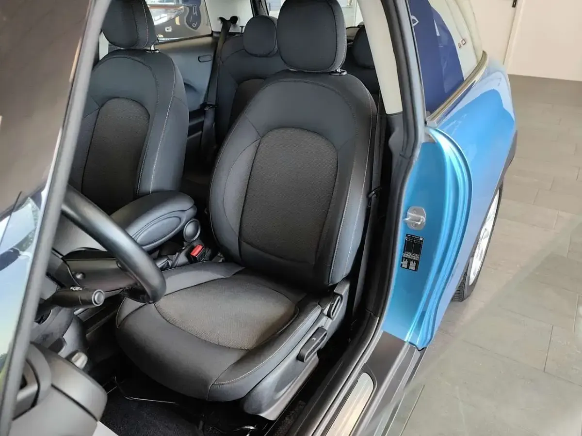 Usata Mini Cooper D 116 CV (85 kW) 2019 Blu/azzurro Utilitaria
