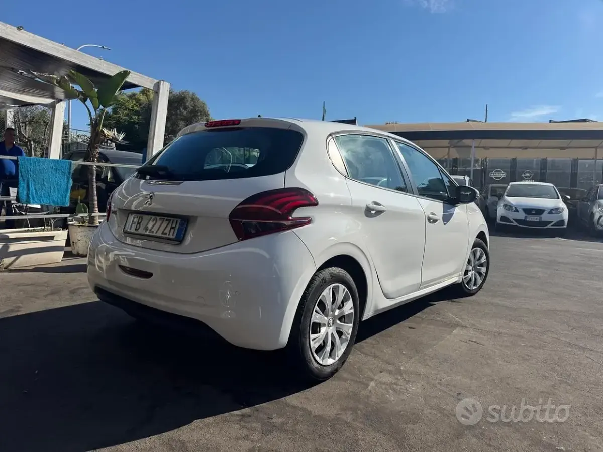 Usata Peugeot 208 Active 68 CV (50 kW) 2016 Bianco Utilitaria