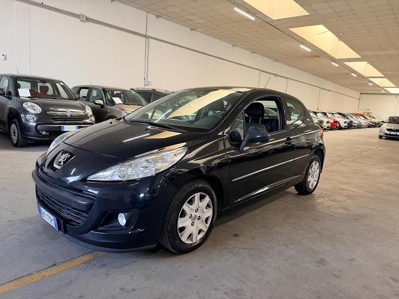 Gebraucht Peugeot 207 Active 75 PS (55 kW) 2012 Schwarz Limousine