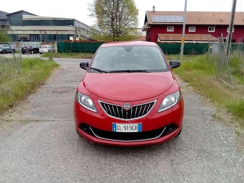 Usata Lancia Ypsilon Gold 69 CV (50 kW) 2022 Rosso Utilitaria