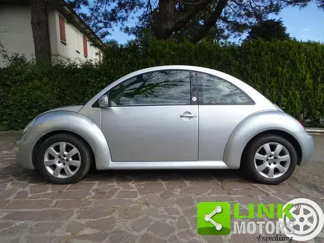 Usata VW New Beetle 101 CV (74 kW) 2006 Argento Utilitaria