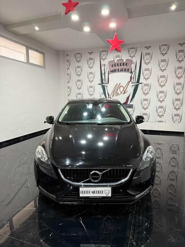 Usata Volvo V40 Momentum 120 CV (88 kW) 2017 Nero Station wagon