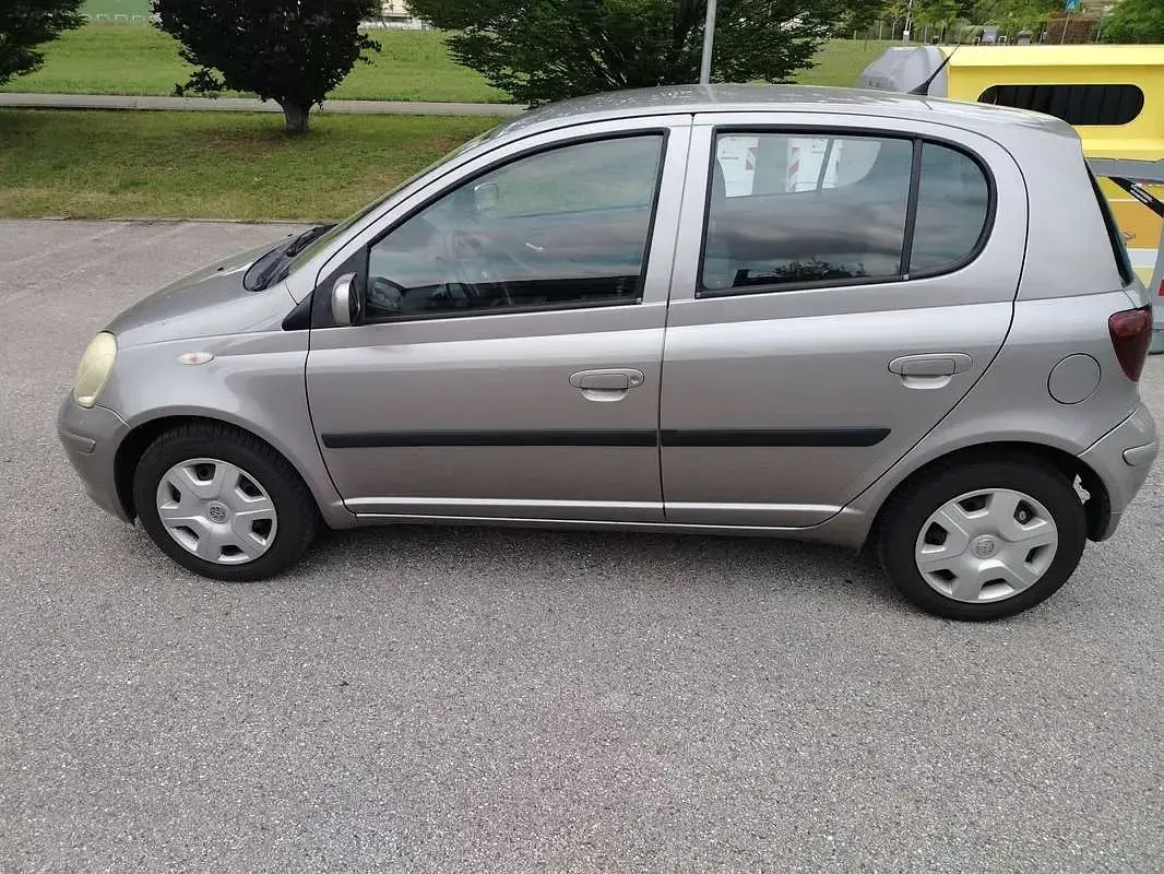 Usata Toyota Yaris 75 CV (55 kW) 2004 Grigio Utilitaria
