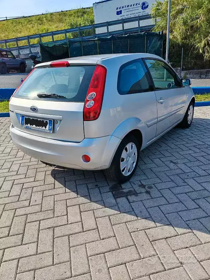 Usata Ford Fiesta 75 CV (55 kW) 2007 Grigio Utilitaria