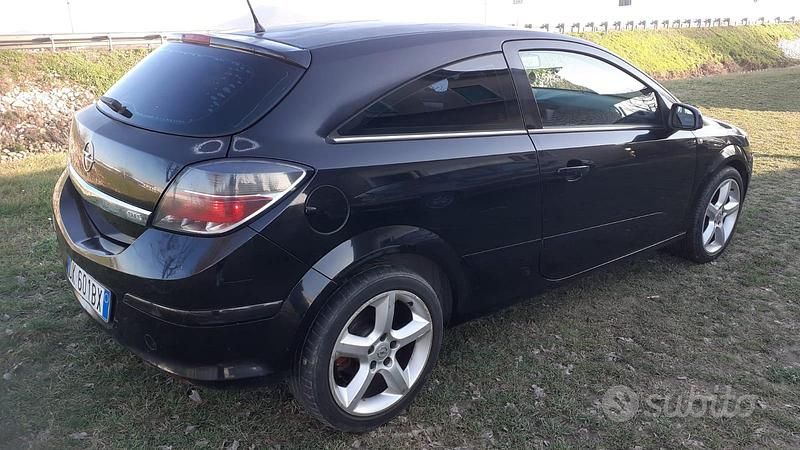 Usata Opel Astra GTC 101 CV (74 kW) 2008 Nero Coupé