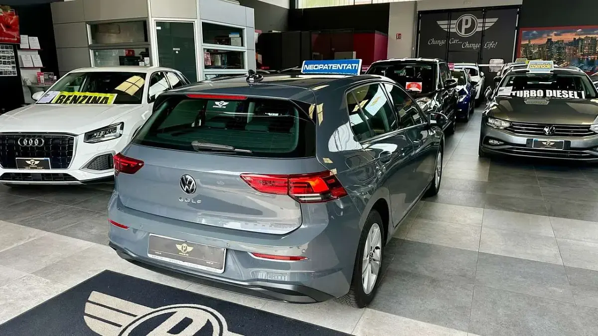 Usata VW Golf VIII Life 131 CV (96 kW) 2021 Grigio Berlina