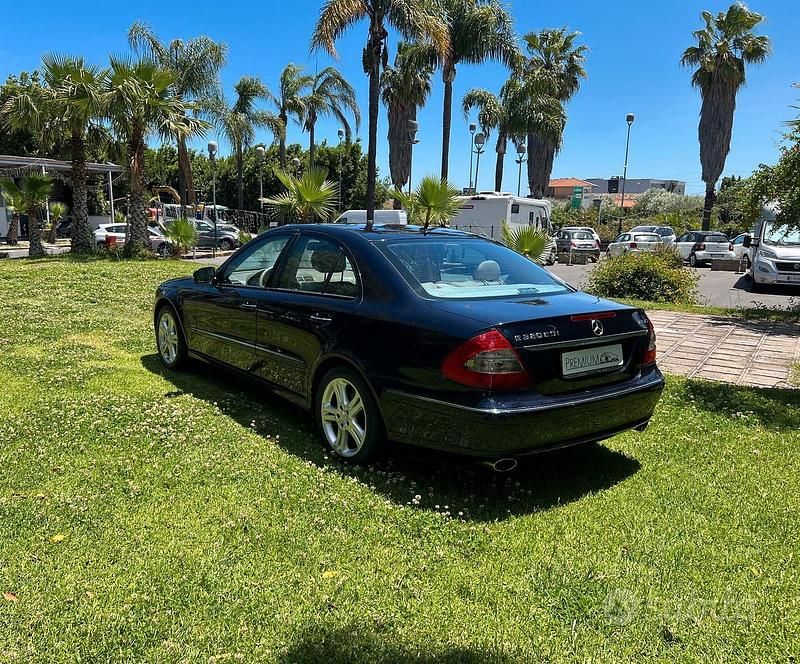 Usata Mercedes E320 Avantgarde 224 CV (164 kW) 2007 Blu Berlina