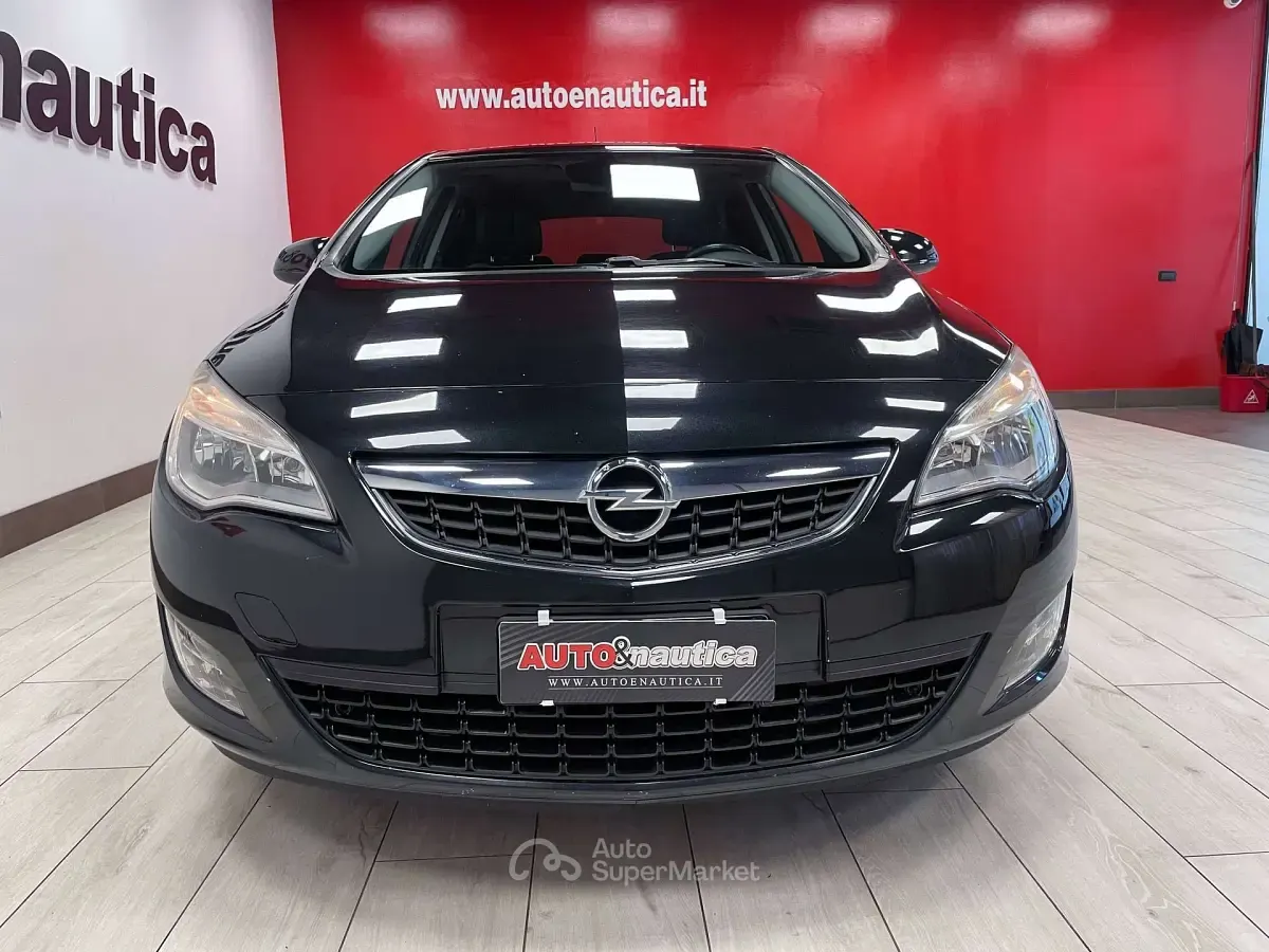 Usata Opel Astra Cosmo 110 CV (80 kW) 2011 Nero Berlina