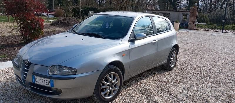 Usata Alfa Romeo 147 115 CV (84 kW) 2000 Grigio Utilitaria