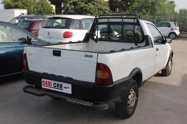Usata Fiat Strada 80 CV (58 kW) 2002 Bianco pastello Pick-up