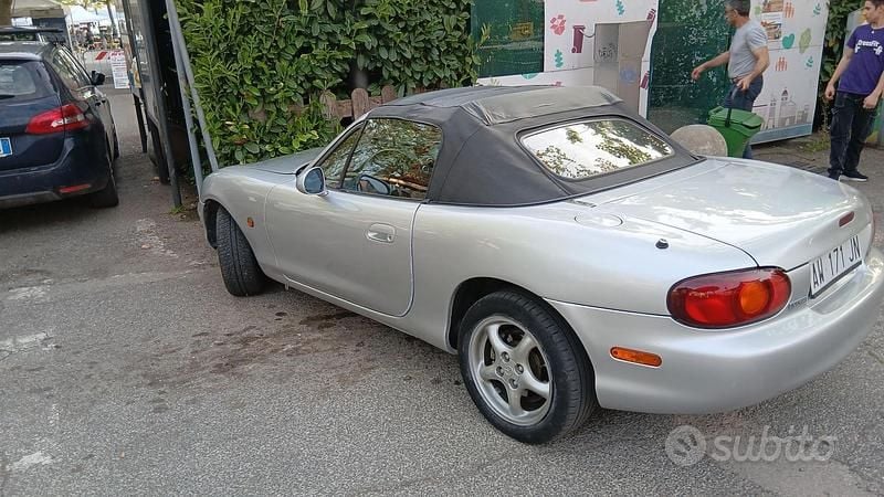 Usata Mazda MX5 110 CV (80 kW) 1998 Grigio Cabrio