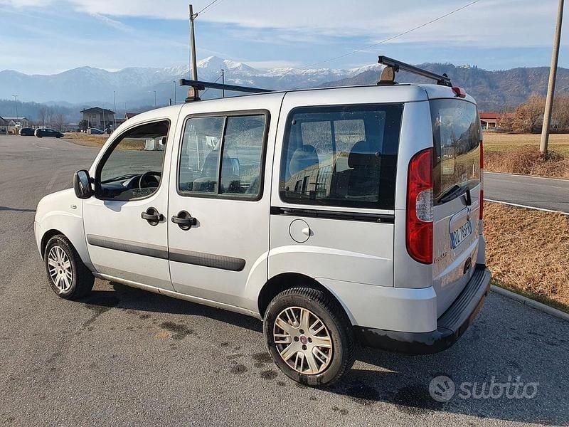 Usata Fiat Doblò 120 CV (88 kW) 2009 Grigio Monovolume