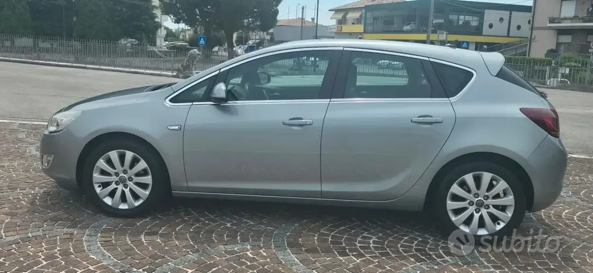 Usata Opel Astra Cosmo 110 CV (80 kW) 2011 Grigio Coupé