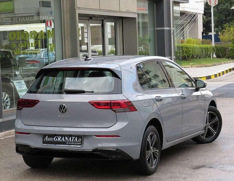 Usata VW Golf VIII Life 116 CV (85 kW) 2021 Grigio Berlina