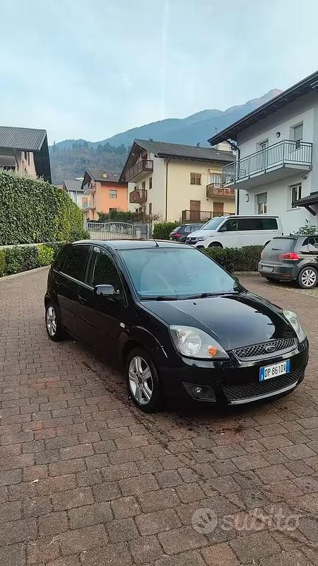 Usata Ford Fiesta Ghia 68 CV (50 kW) 2008 Nero Utilitaria