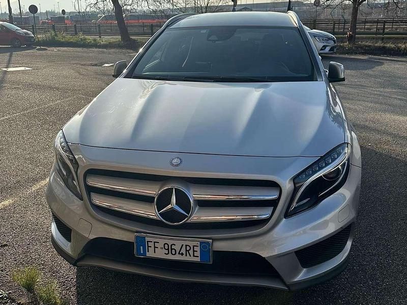 Usata Mercedes GLA200 Premium 156 CV (114 kW) 2016 Argento SUV