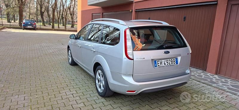 Usata Ford Focus Style 110 CV (80 kW) 2011 Grigio Station wagon