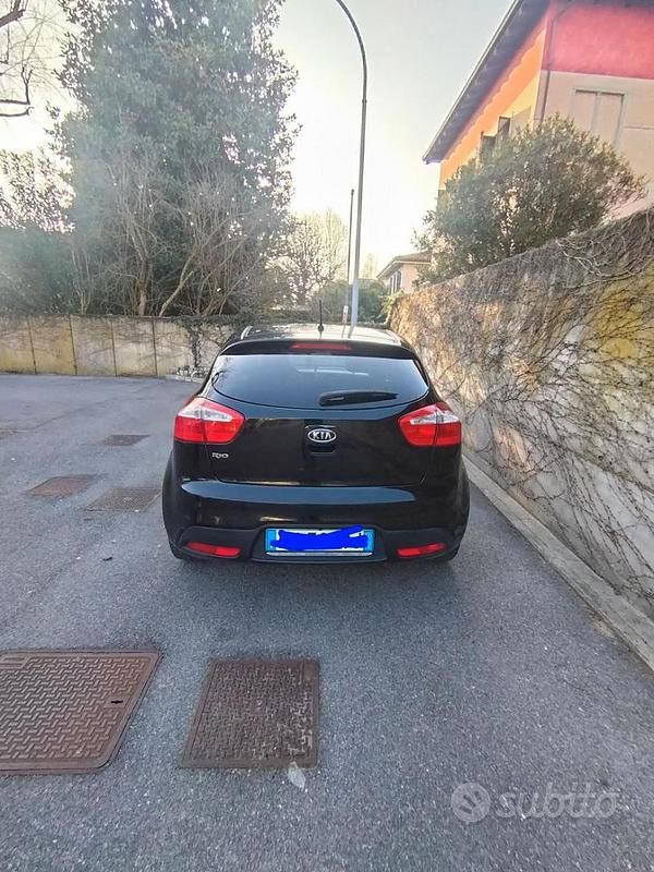 Usata Kia Rio 95 CV (69 kW) 2012 Nero Berlina