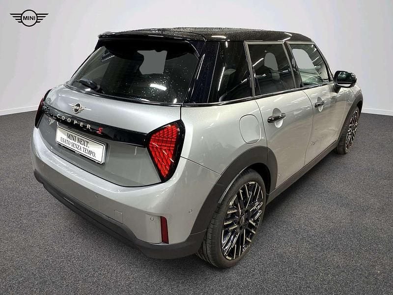 Usata Mini Cooper Favoured 150 kW (204 CV) 2025 Grigio Utilitaria